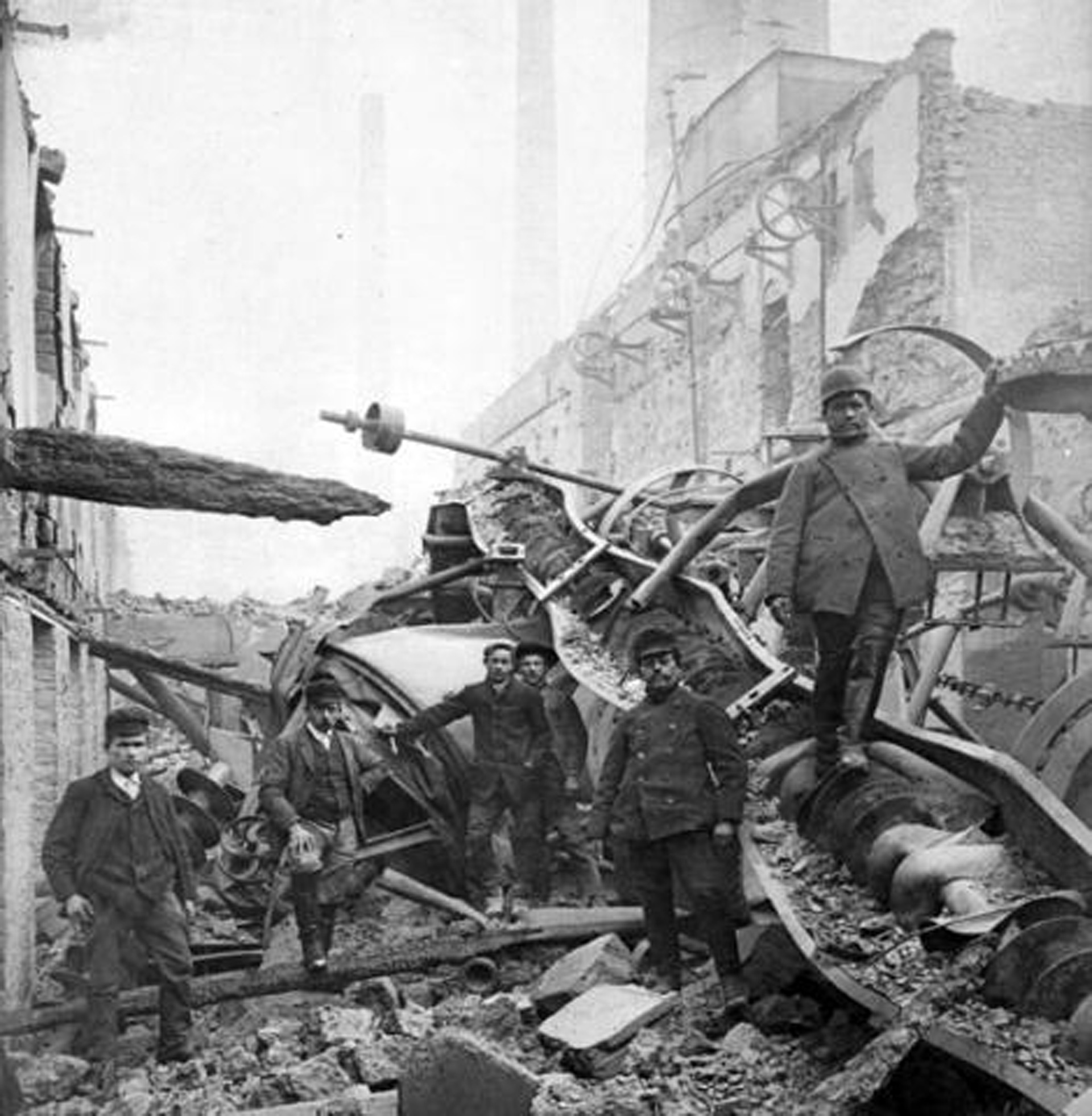 Schwarz-weiß-Bild von Männern, die auf Trümmern stehen