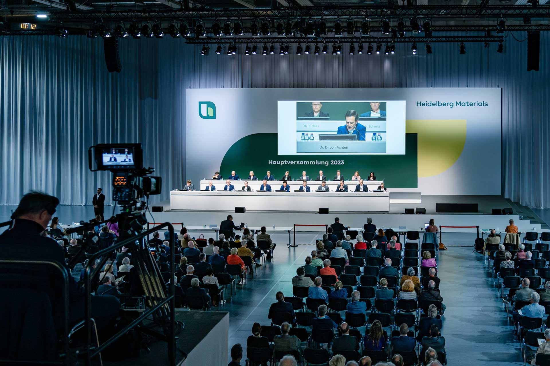 The management board of Heidelberg Materials, sitting in front of the shareholders