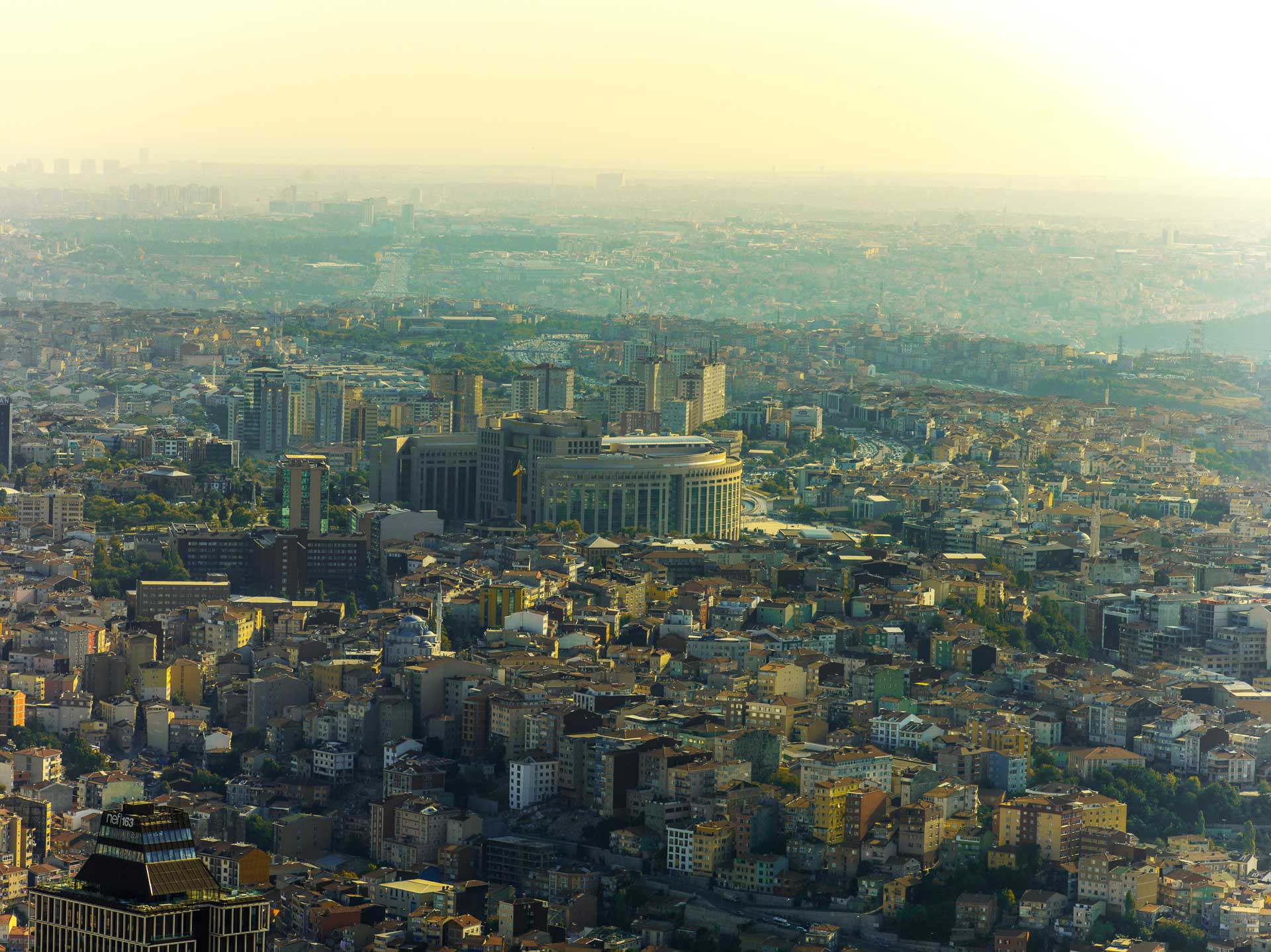 Eine Luftaufnahme von Istanbul, Türkei. Die Stadt ist dicht besiedelt, mit zahlreichen Gebäuden und engen Straßen. Der ikonische Sapphire of Istanbul Wolkenkratzer ist im Zentrum des Bildes zu sehen.