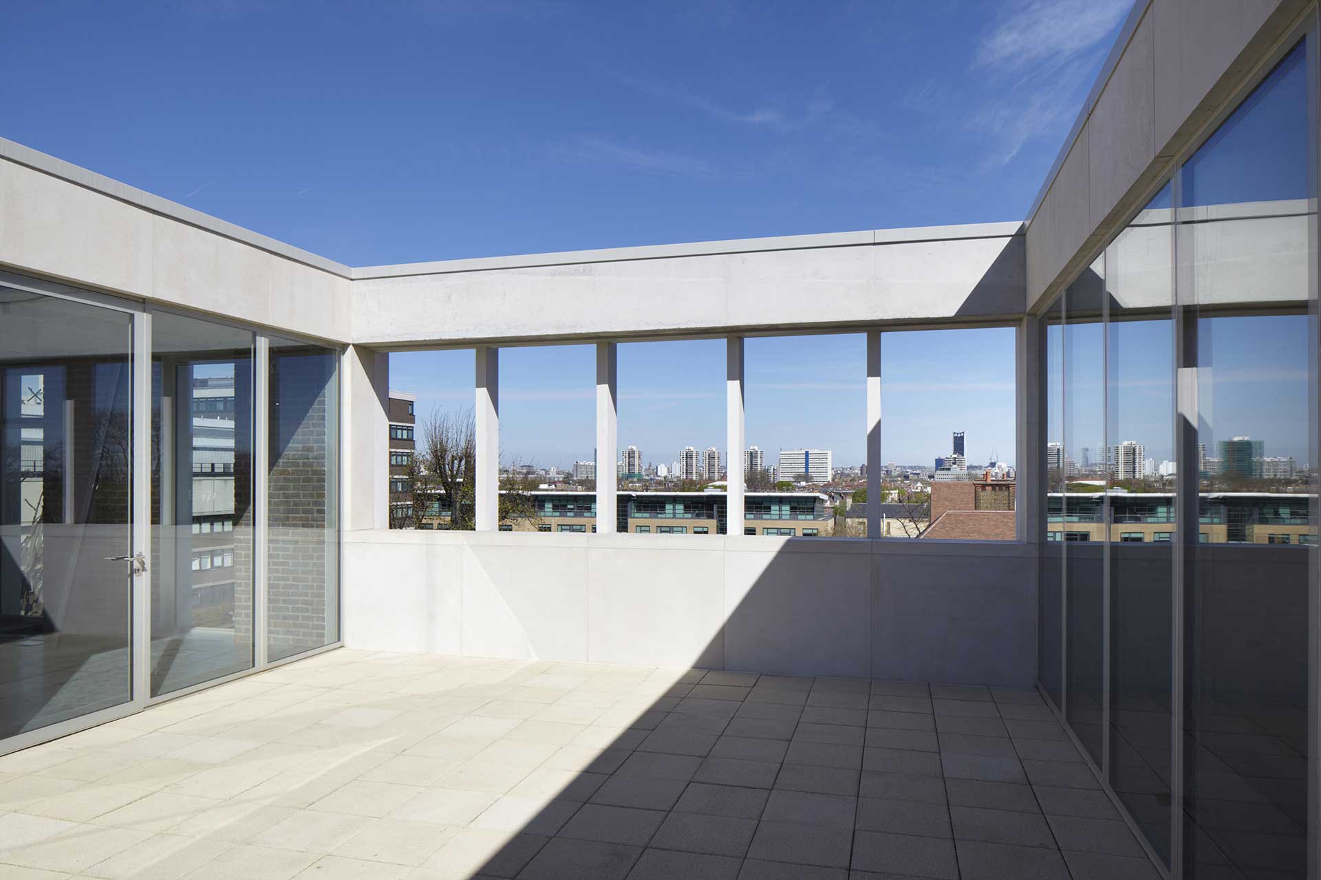 Dachterrasse im Halbschatten vor blauem Himmel