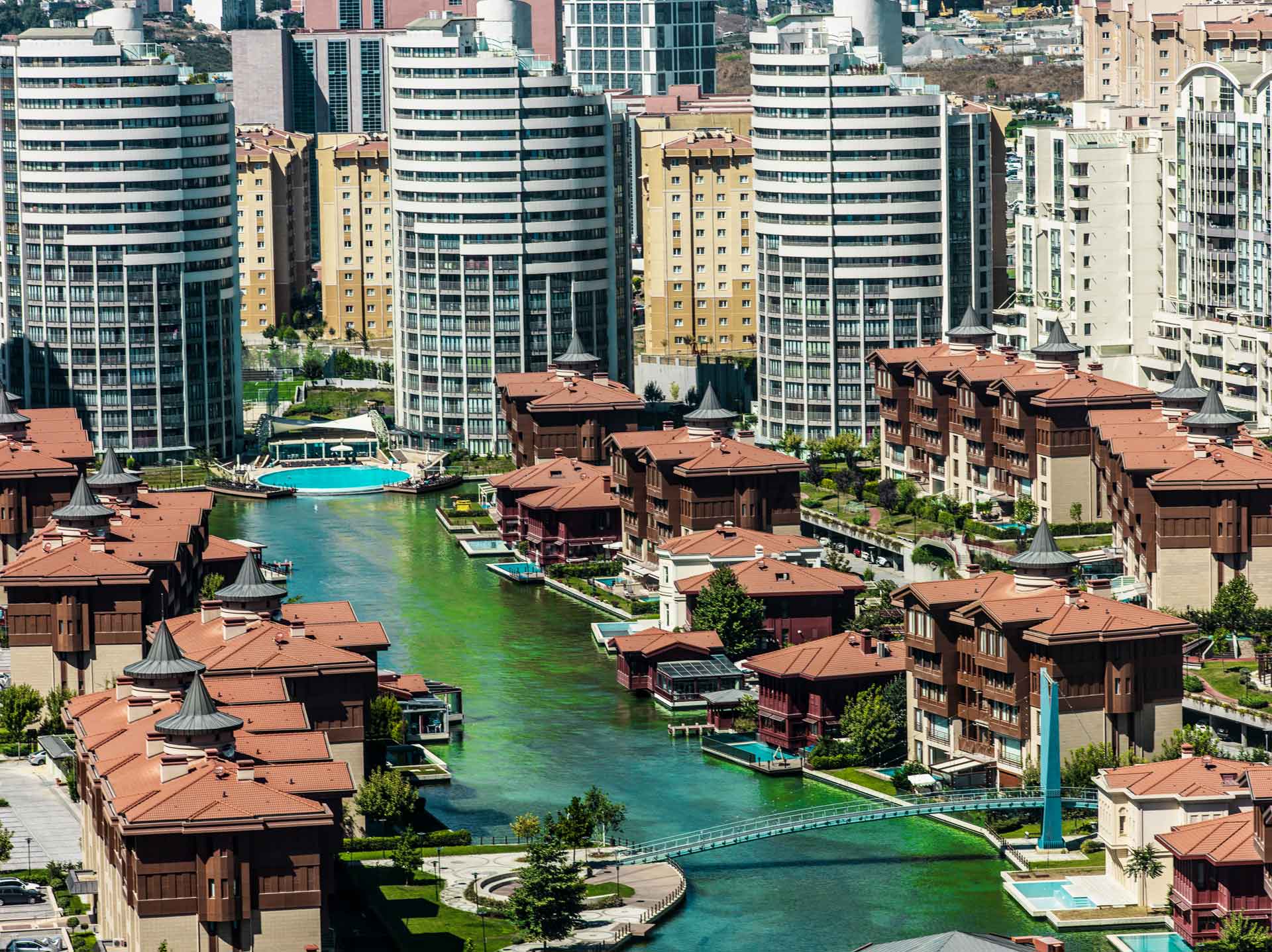 Panoramablick auf eine luxuriöse Wohnsiedlung in Istanbul, Türkei. Die Anlage umfasst Hochhäuser und Stadthäuser entlang eines künstlichen Kanals.