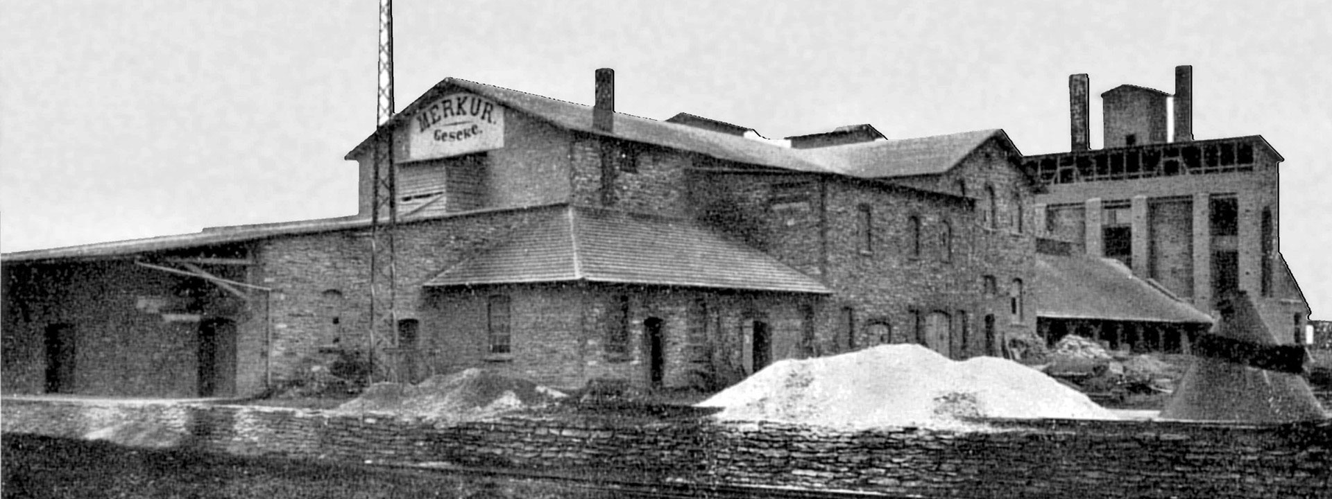 Historisches Foto eines industriellen Gebäudes mit der Aufschrift "Merkur Geseke"