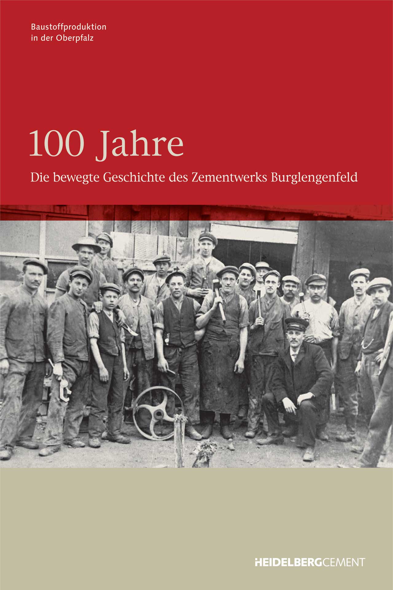 Broschüre mit dem Aufdruck "100 Jahre – Die Geschichte des Zementwerks Burglengenfeld"