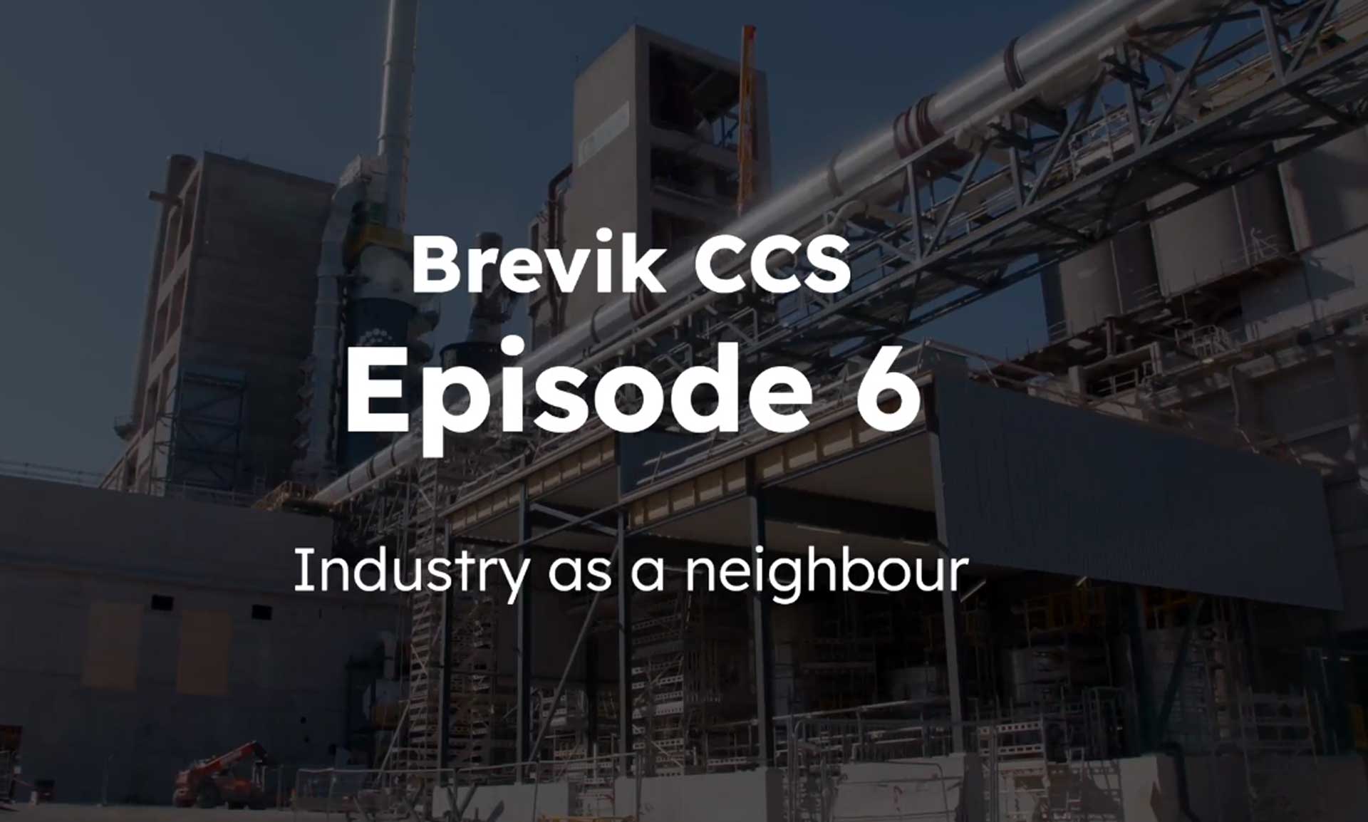 Bild einer großen Industrieanlage, darüber die eingeblendete Schrift: 'Brevik CCS Episode 6: Industry as a Neighbour'