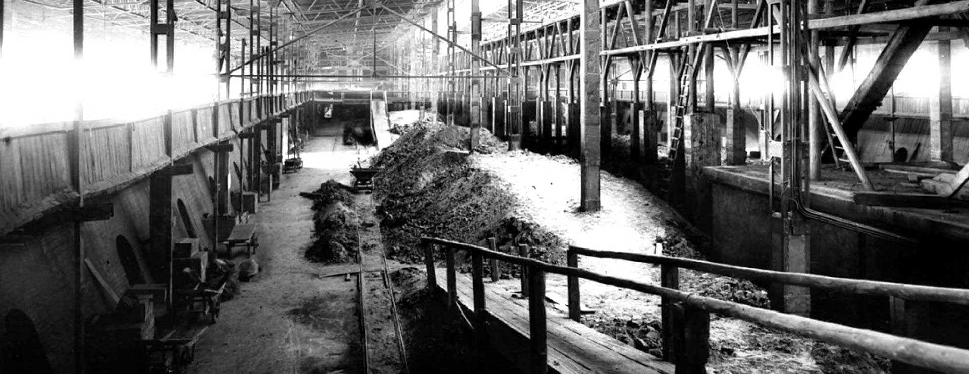 Historisches Foto eines überdachten Lagers mit Klinker und Öfen