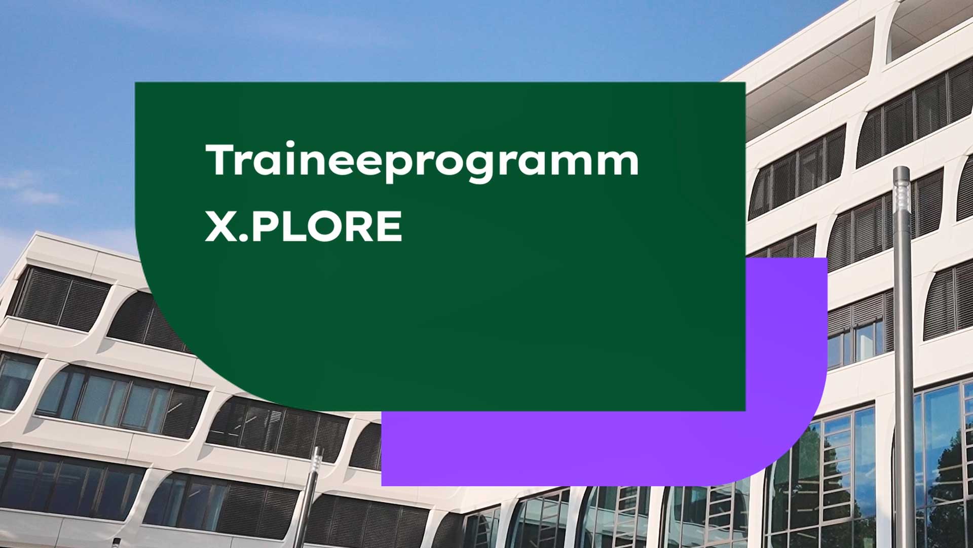 Ein grünes und lilafarbenes Banner mit dem Text "Traineeprogramm X.PLORE" in weiß, über dem Bild eines modernen Bürogebäudes.