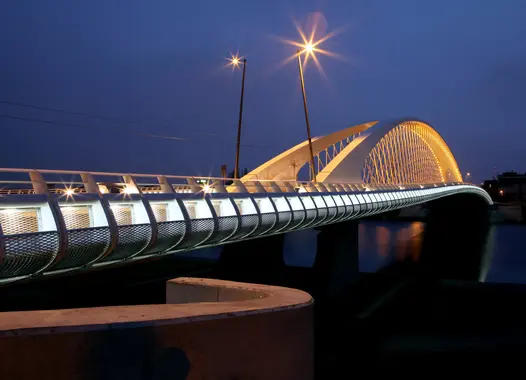 Eine Brücke in der Nacht